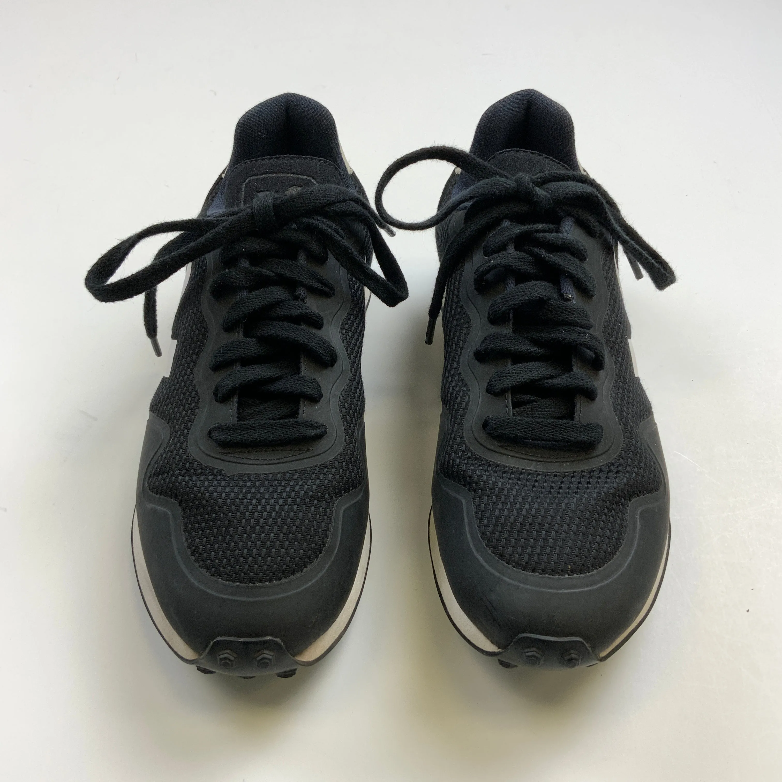 Black & White Shoes Sneakers Clothes Mentor, Size 6